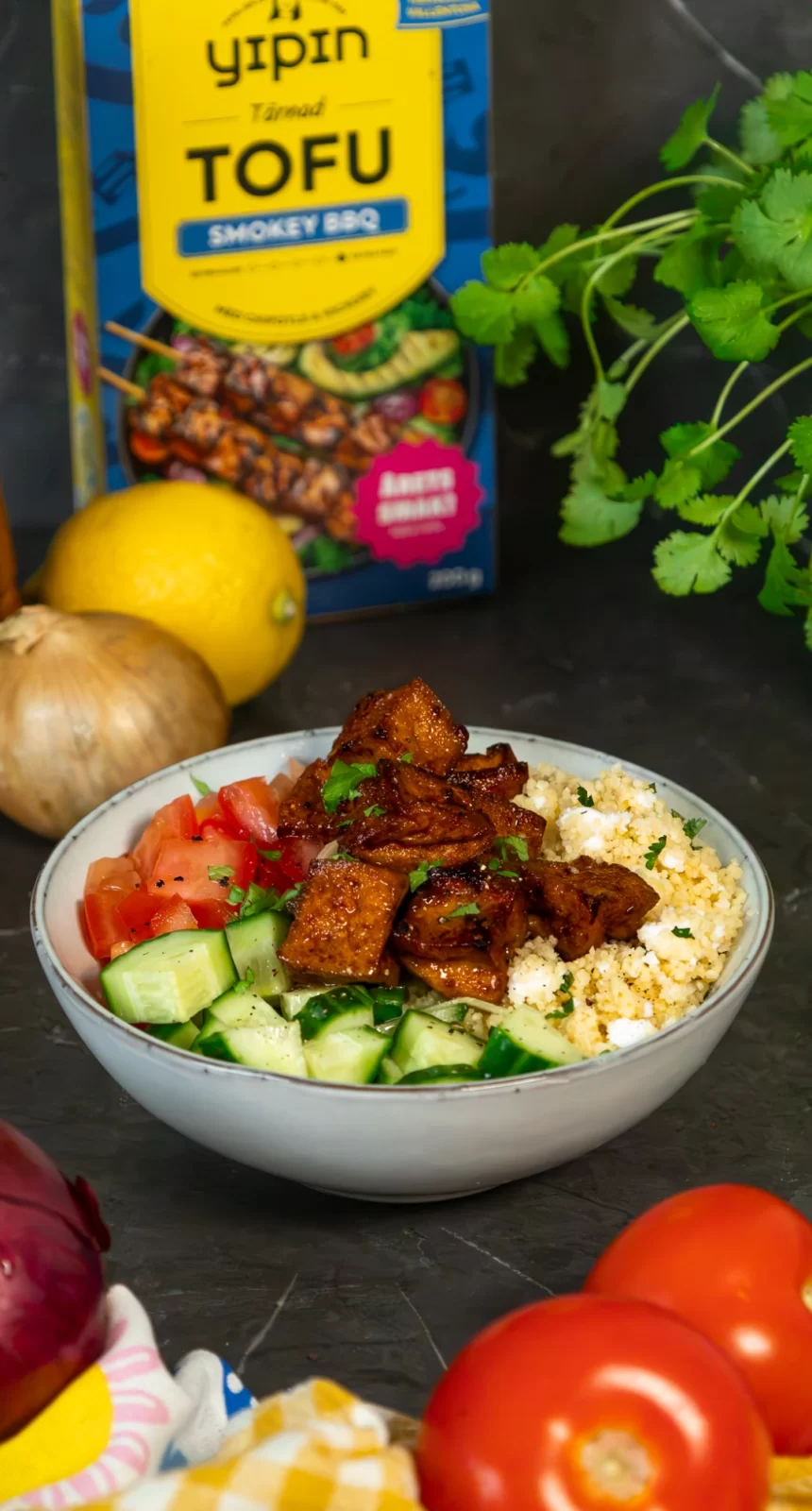 Bilden visar couscous bowl med smokey bbw tofu