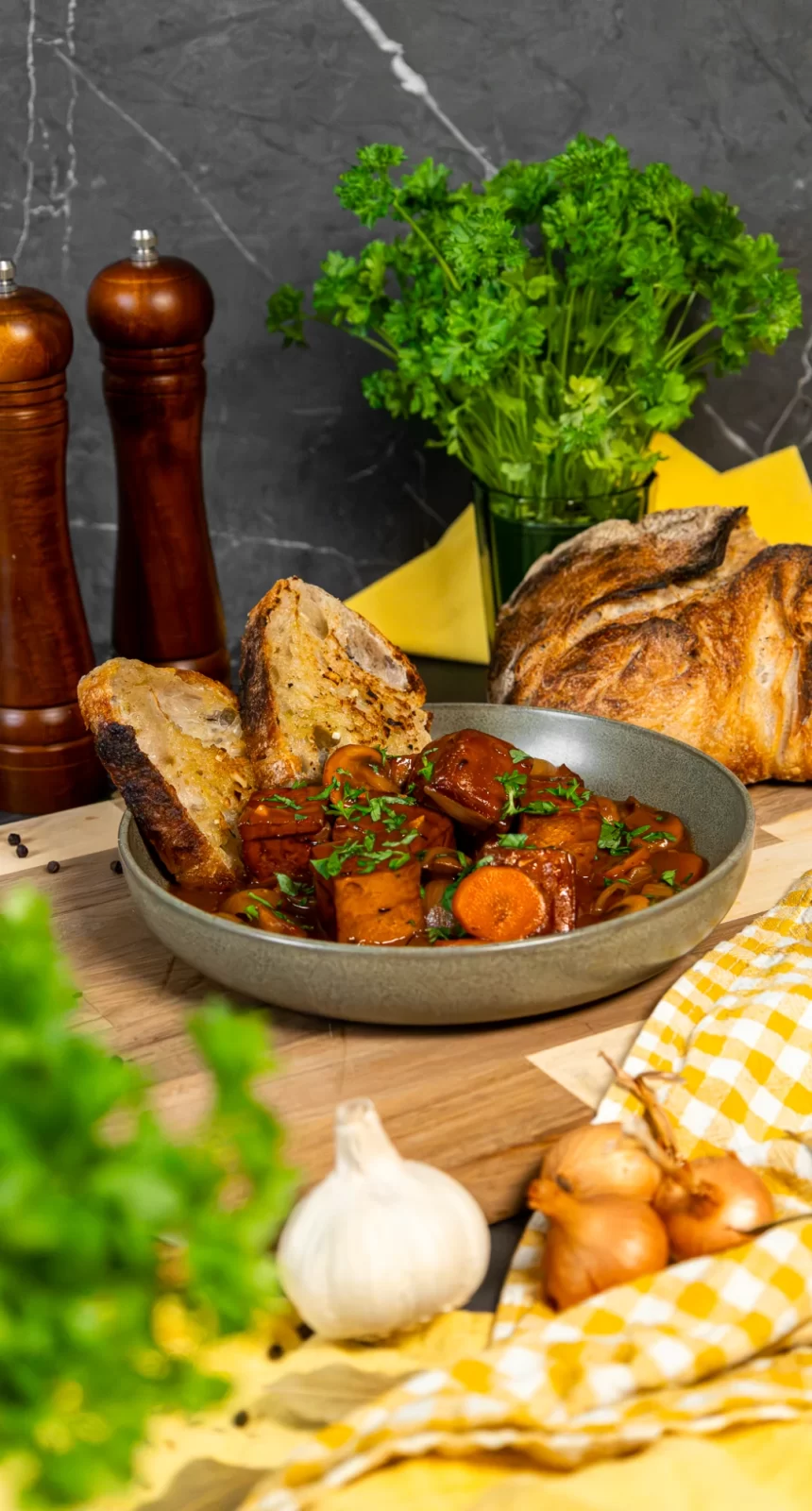 Bilden visar vegetarisk bourguignon med alspånsrökt tofu