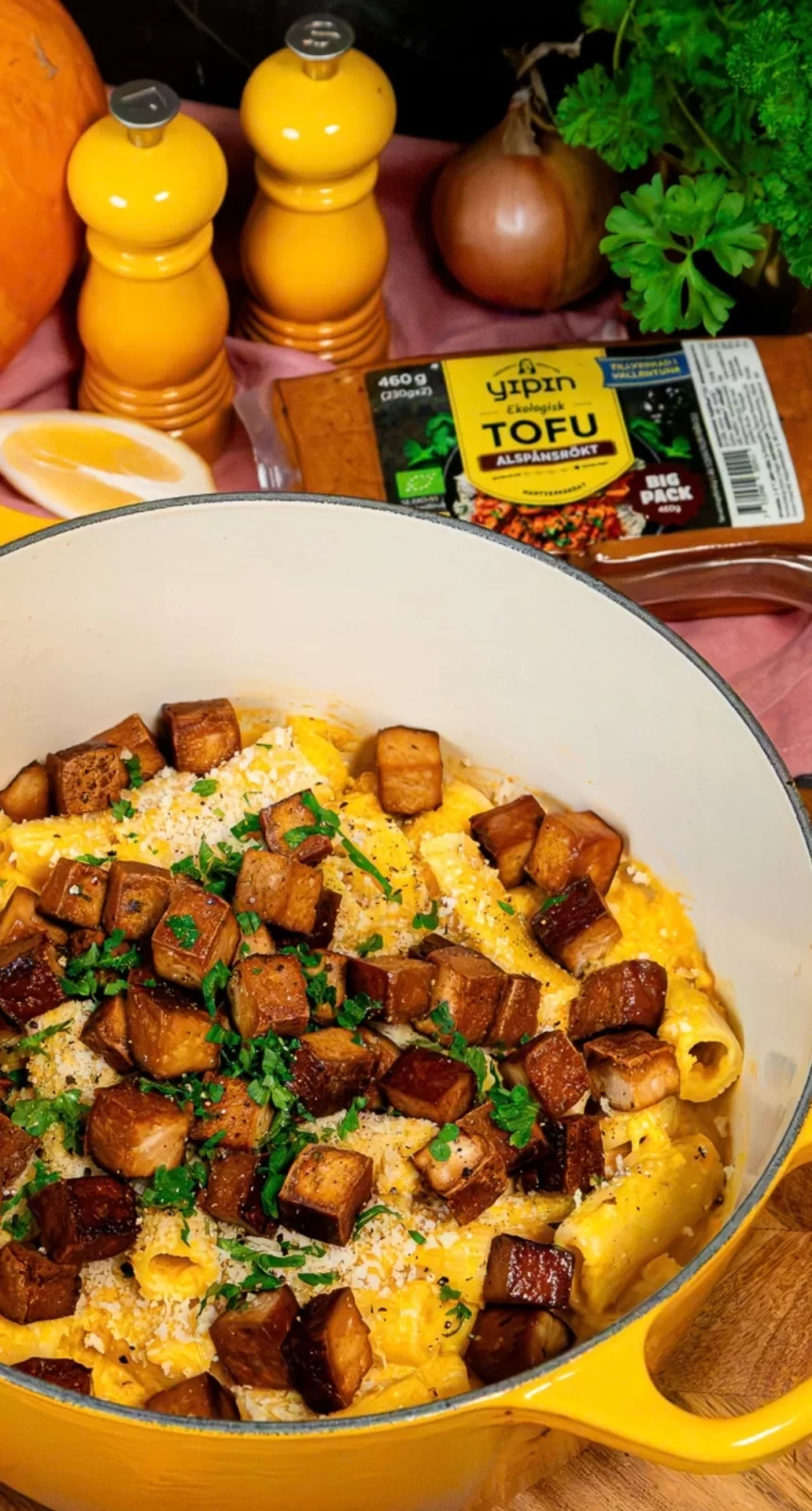 Bilden visar recept på pumpapasta med krispig tofu